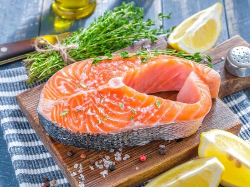 Cá béo như cá hồi, cá thu chứa nhiều axit béo omega-3, có tác dụng chống viêm và cải thiện tuần hoàn máu. Omega-3 giúp làm giảm mức cholesterol xấu (LDL) và tăng cholesterol tốt (HDL), giúp giữ cho mạch máu khỏe mạnh và giảm nguy cơ tắc nghẽn.