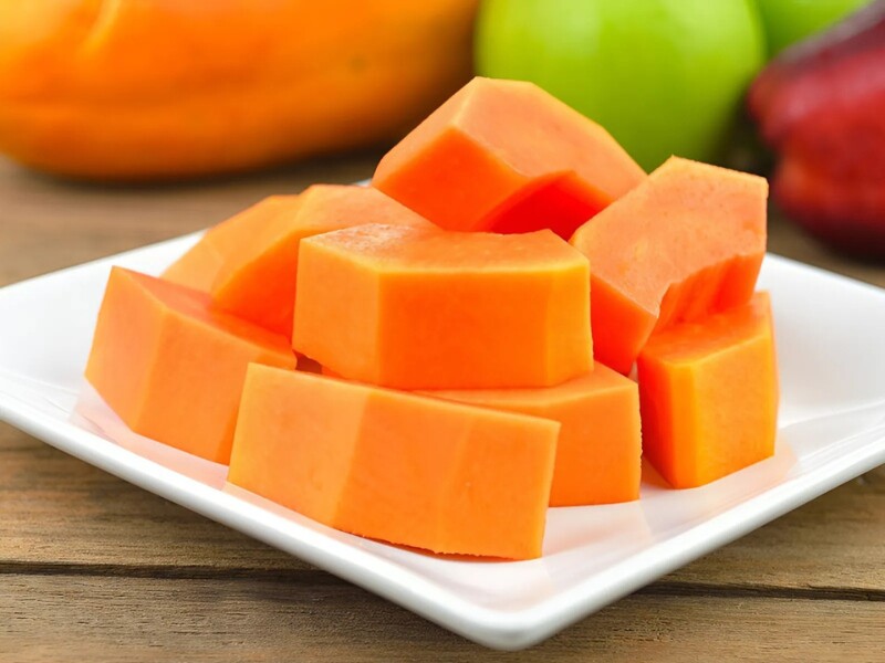 Đu đủ rất giàu beta-carotene cùng vitamin C, hai chất chống oxy hóa giúp bảo vệ tế bào và tăng cường miễn dịch. Enzyme papain trong đu đủ giúp cơ thể hấp thụ các dưỡng chất, đồng thời giảm viêm. 
