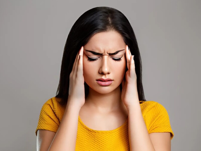 Đau nửa đầu (migraine) là một loại đau đầu mãn tính, thường kéo dài từ vài giờ đến vài ngày. Các cơn đau thường chỉ xuất hiện ở một bên đầu, có thể đi kèm với buồn nôn, nôn mửa hoặc nhạy cảm với ánh sáng, âm thanh. 