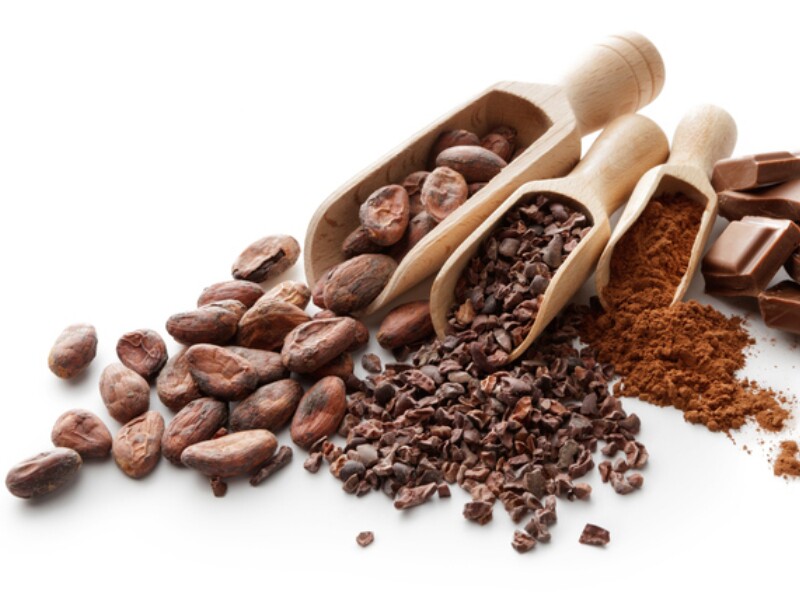 Nghiên cứu chỉ ra rằng việc tiêu thụ cacao có thể làm giảm nguy cơ biến chứng tiểu đường bằng cách tăng cường chức năng mạch máu và cải thiện khả năng xử lý đường của cơ thể. Cacao không đường hoặc socola đen chứa ít nhất 70% cacao để mang lại lợi ích tối đa.