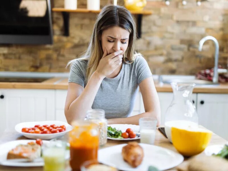 Đôi khi người bệnh có thể cảm thấy đau bụng, buồn nôn, hoặc khó tiêu sau khi ăn. Đây là dấu hiệu cần lưu ý, đặc biệt khi kéo dài mà không có nguyên nhân rõ ràng.