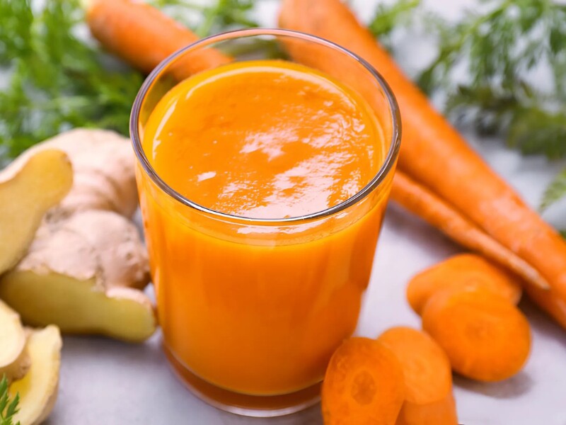 Cà rốt là một loại rau củ rất giàu beta-carotene, một dạng vitamin A mạnh mẽ giúp bảo vệ tế bào khỏi sự tổn thương do quá trình oxy hóa. Vitamin A trong cà rốt giúp duy trì sức khỏe mắt, điều quan trọng để thực hiện các bài tập ngoài trời hoặc hoạt động thể thao. 