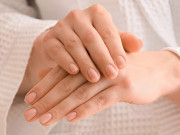 Sức khỏe - 3 dấu hiệu trên ngón tay cảnh báo sức khỏe gặp vấn đề, nhiều người nghĩ đơn giản nên thường bỏ qua