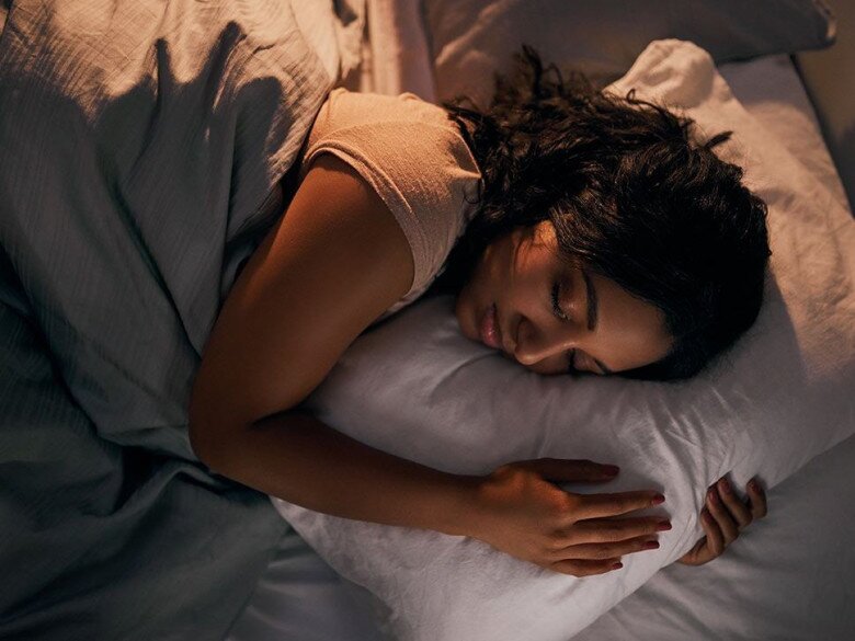 Tối ưu h&oacute;a giấc ngủ kh&ocirc;ng chỉ dừng lại ở việc ngủ đủ giờ, m&agrave; c&ograve;n phụ thuộc v&agrave;o chất lượng giấc ngủ. (Ảnh: Width Height).