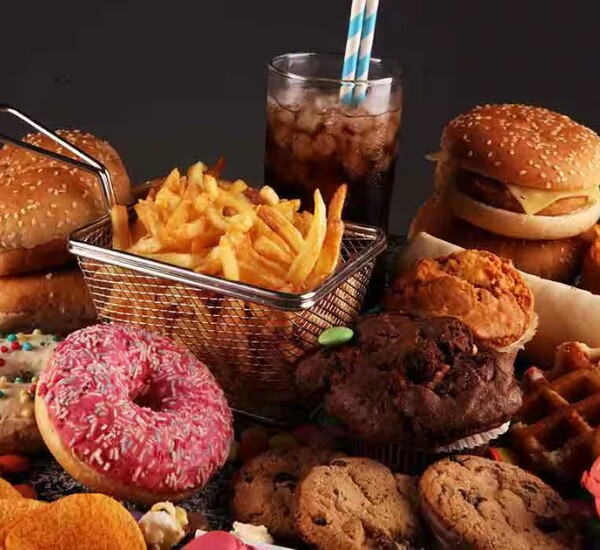 Đồ ăn nhanh được khuyến cáo là làm tăng nguy cơ mắc bệnh ung thư trực tràng. (Ảnh minh họa).