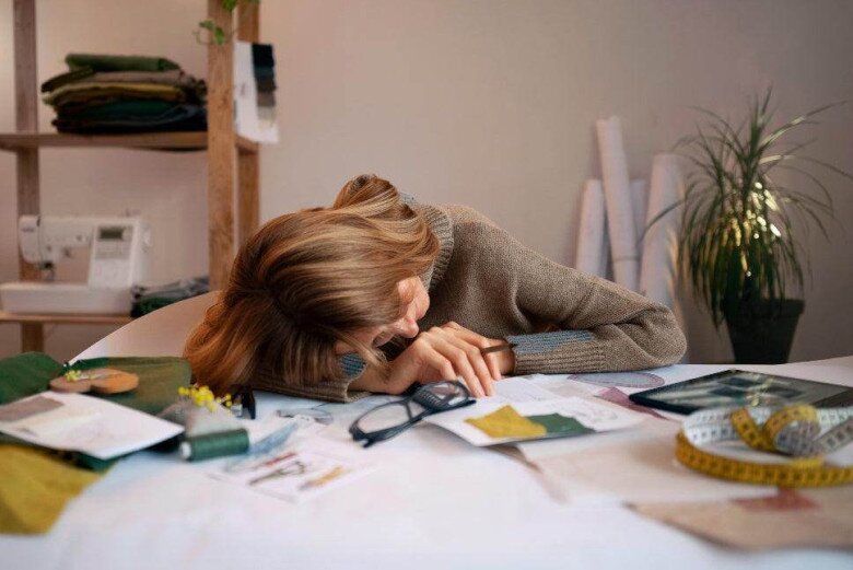 Mệt mỏi thường xuyên là một trong những triệu chứng phổ biến ở phụ nữ hiện đại, nhưng không được xem nhẹ. (Ảnh minh họa).