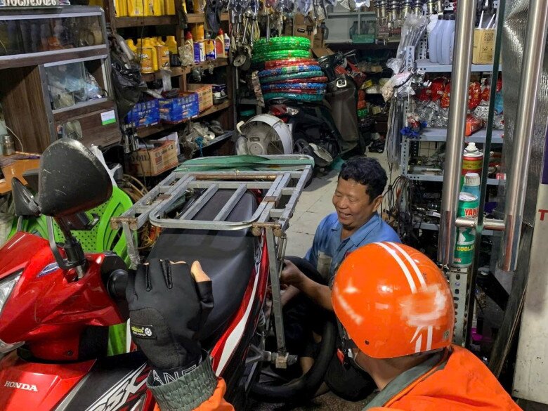 Tiệm của ông Vinh là điểm sửa xe ruột của nhiều người giao hàng.