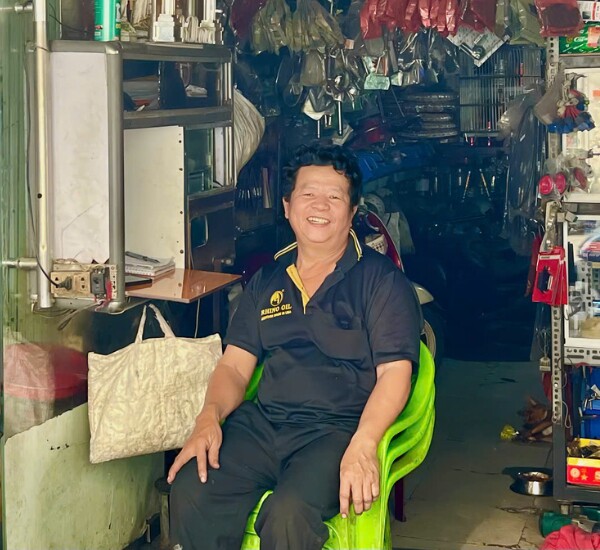 Tiệm sửa xe của ông luôn sáng đèn 24/24 giờ để chờ khách.