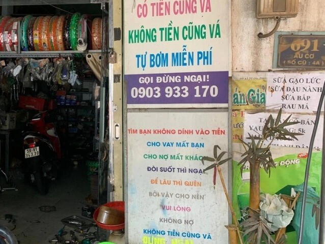 Tấm biển ông Vinh treo khoảng 10 năm nay để mọi người thoải mái đẩy xe vào tiệm.