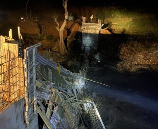 Cây cầu Lũng Cáng bị sập khi đang xây dựng chiều tối ngày 6/11. (Ảnh: Người dân cung cấp).