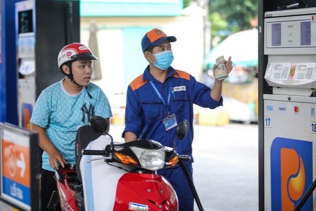 Giá xăng tăng từ 15h ngày 7/11.