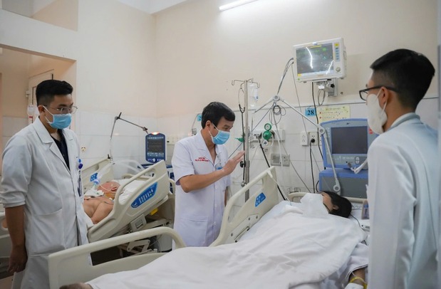 Nạn nhân vụ cháy đang được tích cực cứu chữa tại Bệnh viện Thống Nhất. (Ảnh: BVCC).