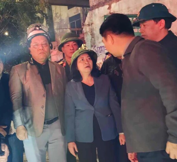 Ngay trong đêm, Bí thư Thành ủy Hà Nội Bùi Thị Minh Hoài và Giám đốc Công an TP Hà Nội Nguyễn Hải Trung đã trực tiếp xuống hiện trường để chỉ đạo công tác cứu nạn và chữa cháy. (Ảnh CTV).