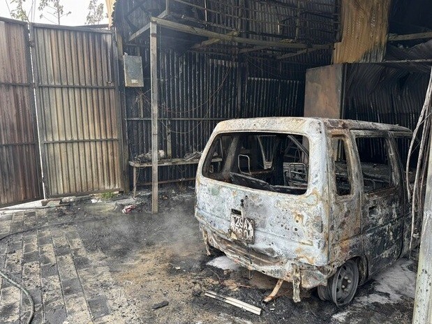 Ô tô nhãn hiệu Suzuki Wagon bị thiêu rụi hoàn toàn.