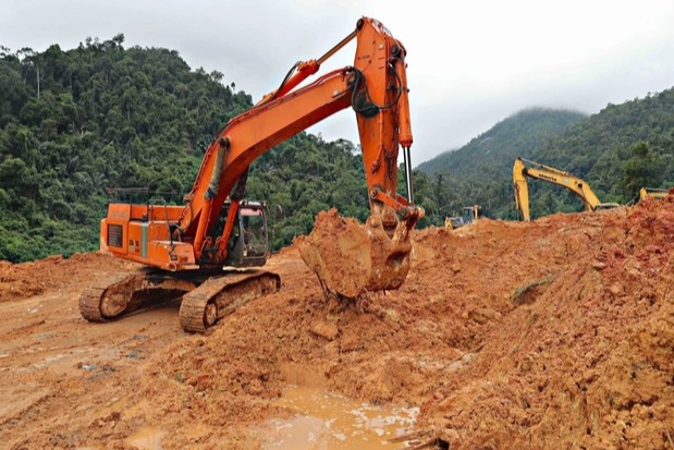 Đơn vị thi công đang hốt dọn lượng đất đá sạt lở với khối lượng ước hơn 100.000 m3.