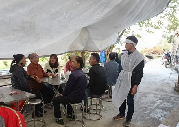 Người thân, hàng xóm đến chia buồn cùng gia đình.