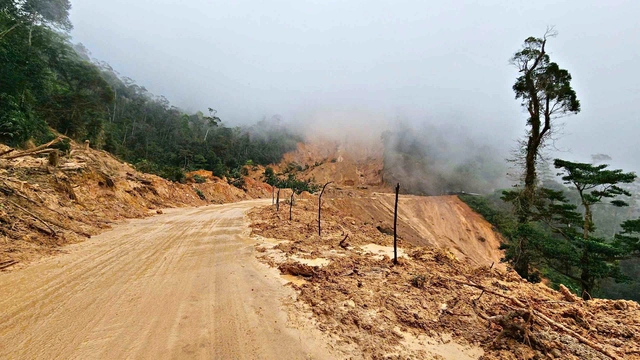Đèo Khánh Lê nối Nha Trang - Đà Lạt đã thông xe 1 làn nhưng vẫn còn rất nguy hiểm.