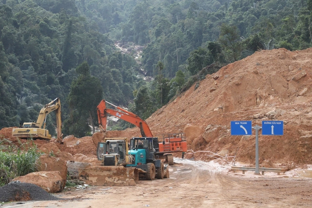 Khu vực sạt lở nặng ở khúc cua cùi chỏ với nhiều tảng đá chắn ngang đường.
