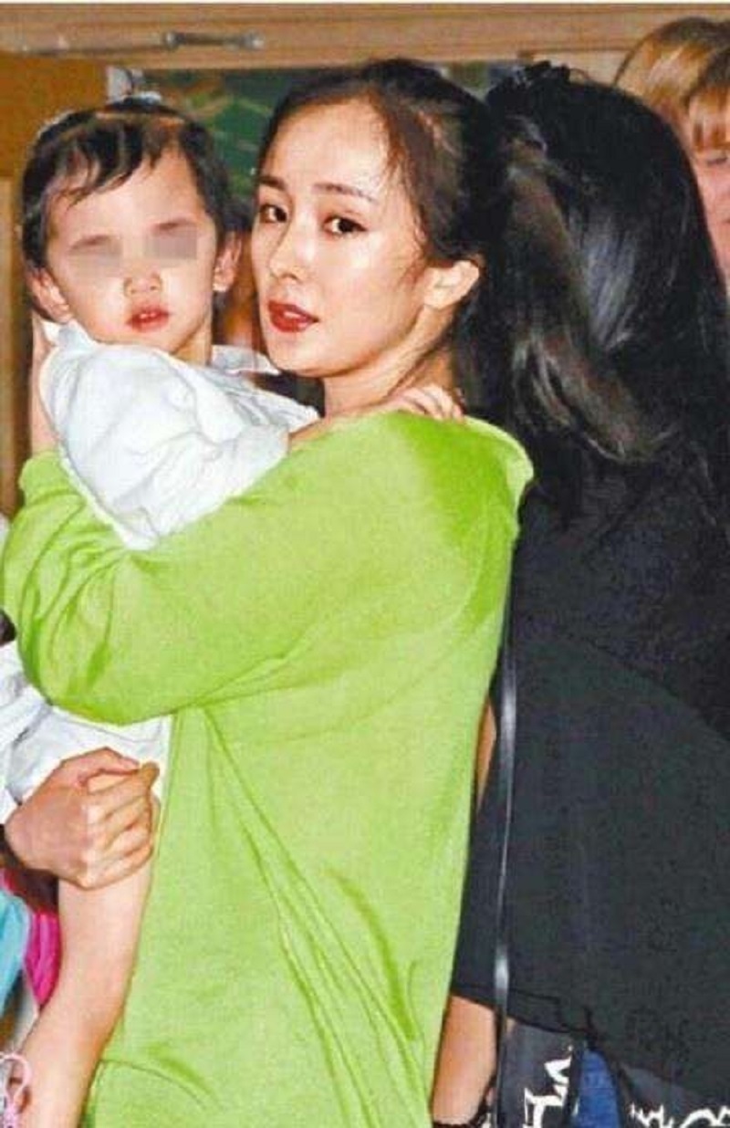 Dương Mịch và con gái khi còn nhỏ.