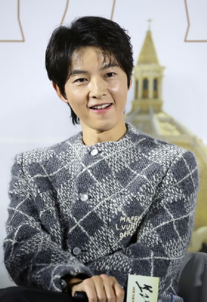 Song Joong Ki rạng rỡ ở buổi họp báo.