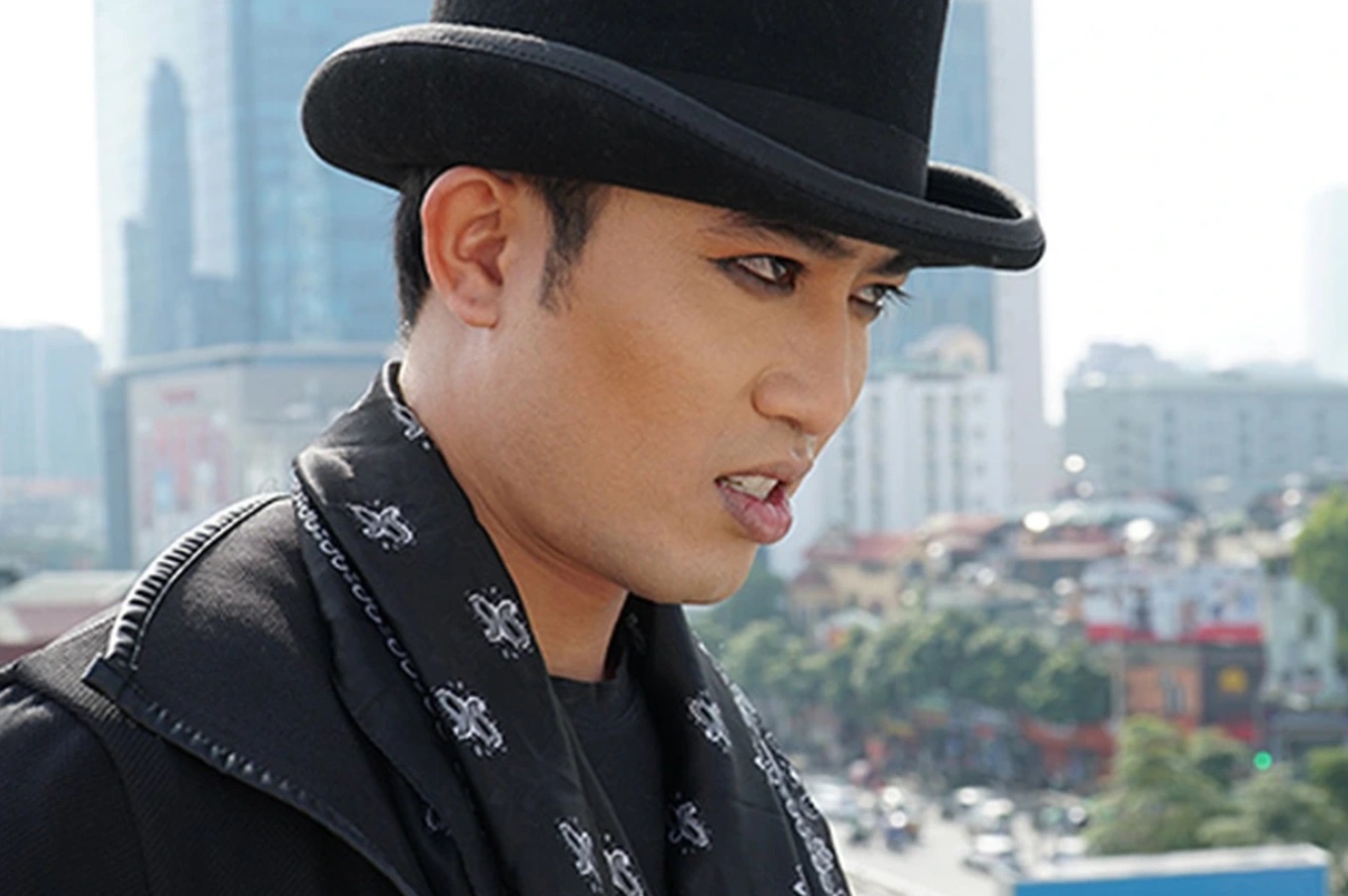 Doãn Quốc Đam từng thủ 2 vai với tính cách trái ngược trong “Mê Cung”.