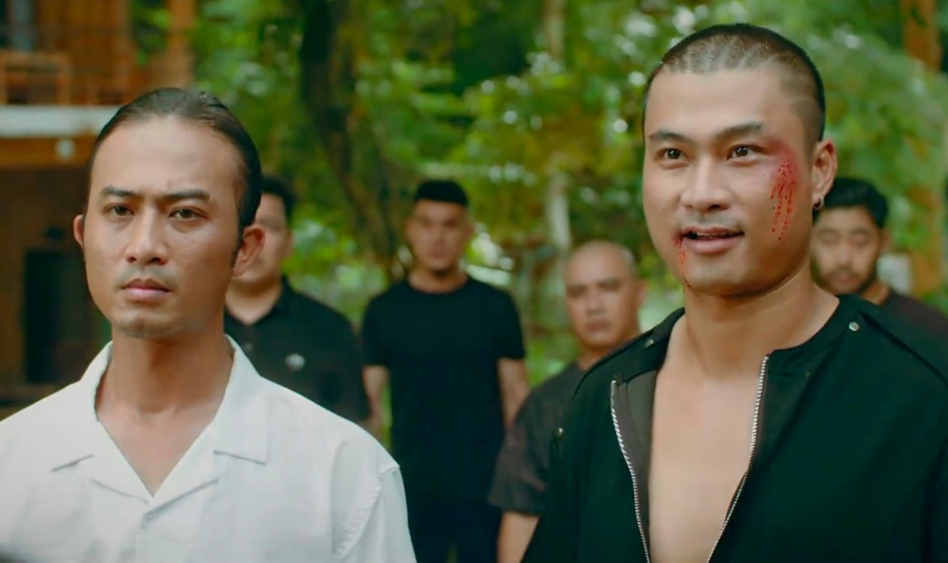 Hồng còn phải “gánh” cả cậu em nuôi “báo đời” là Khương “liều”.