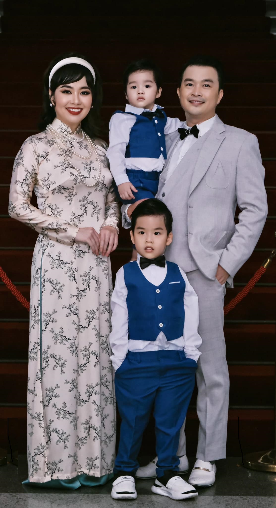 Gia đình hạnh phúc của Lê Khánh.