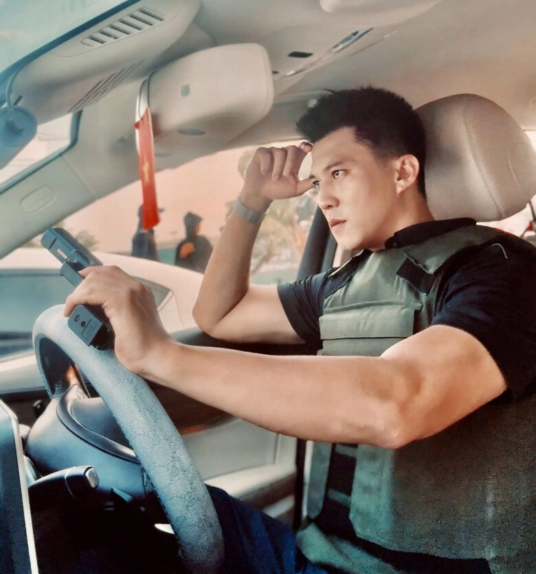 Đáp lại sự nhiệt tình của người hâm mộ, Hà Việt Dũng cho hay: Cảm ơn đại gia đình đã yêu quý bộ phim, trân trọng lắm ạ.