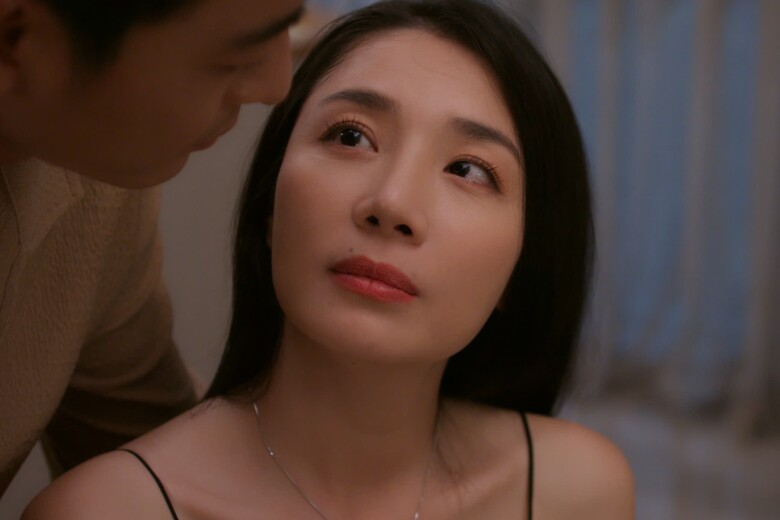 Bất ngờ với cảnh táo bạo của nữ diễn viên Lật Mặt 7 và amp;#34;người chồngamp;#34; đã kết hôn 10 năm - 1
