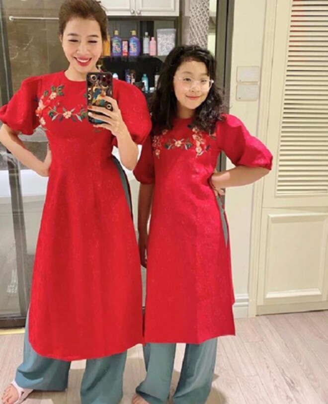 Diệp Chi và con gái xinh xắn.