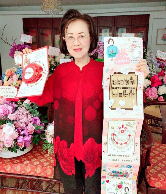 Nữ văn sĩ sống một mình ở tuổi già.
