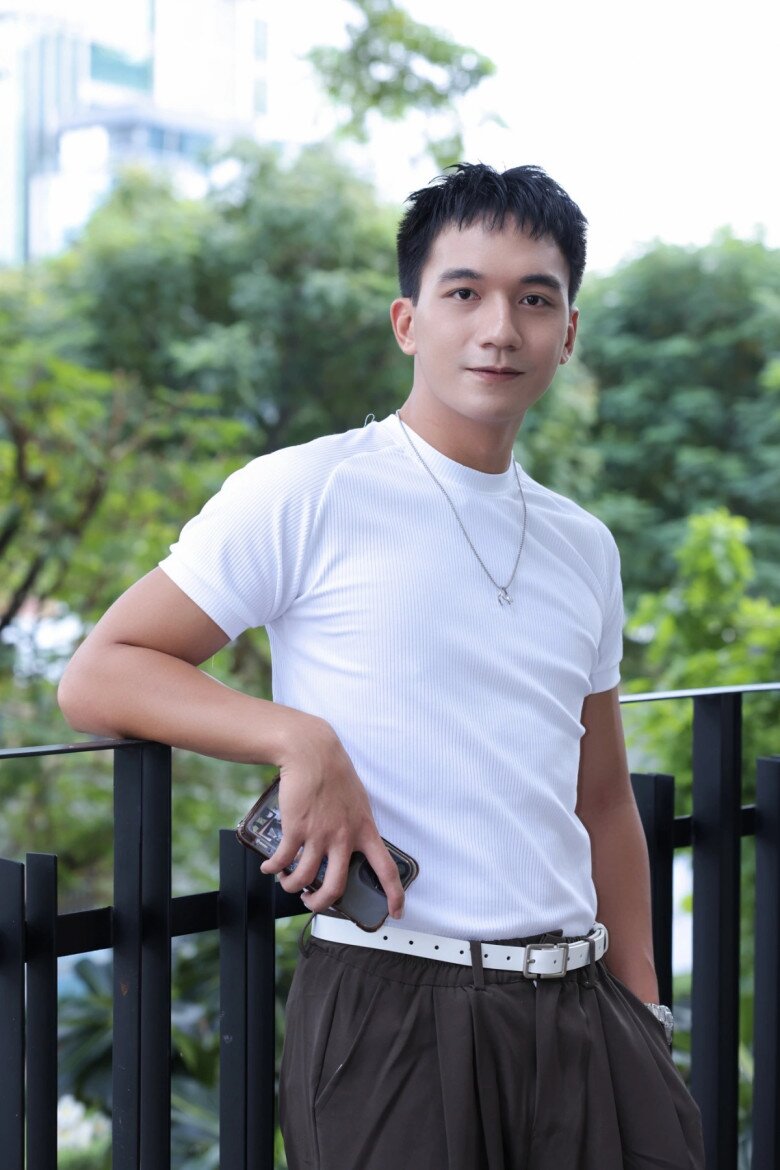 Nam diễn viên đeo khẩu trang kín mít đứng amp;#34;hóng biếnamp;#34; trong Đi Giữa Trời Rực Rỡ: Hóa ra là bạn trai thật của Yên Đan - 8