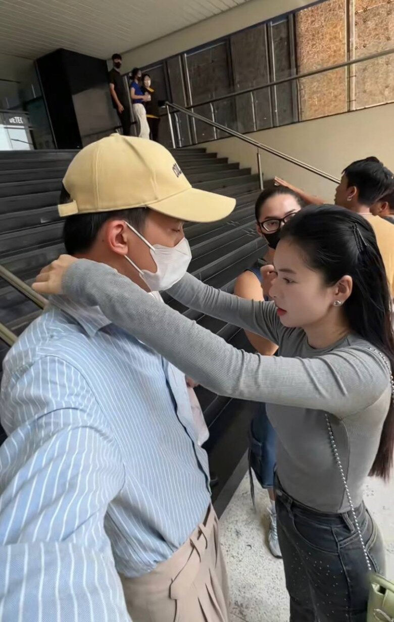 Nam diễn viên đeo khẩu trang kín mít đứng amp;#34;hóng biếnamp;#34; trong Đi Giữa Trời Rực Rỡ: Hóa ra là bạn trai thật của Yên Đan - 4
