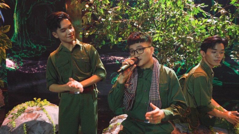 Quang Huy thể hiện ca khúc Bài ca Trường Sơn.