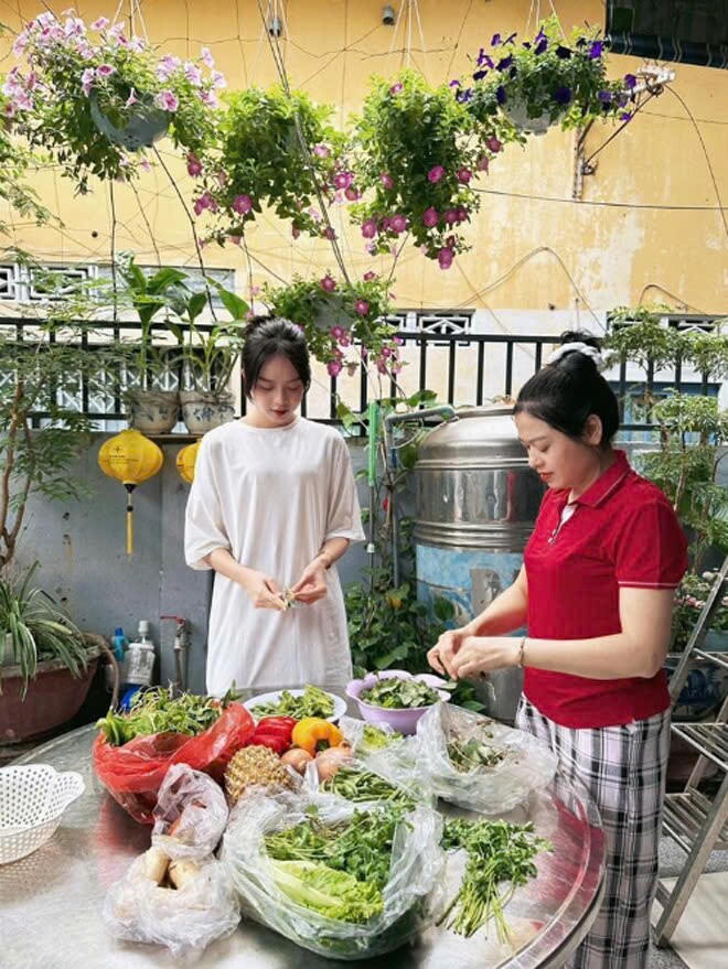 Nhà người đẹp có một khoảng sân phía ngoài trồng nhiều giỏ hoa treo trên cao. Đây cũng là nơi để cả nhà chuẩn bị đồ ăn cho những buổi tụ họp đông vui nhiều thành viên.