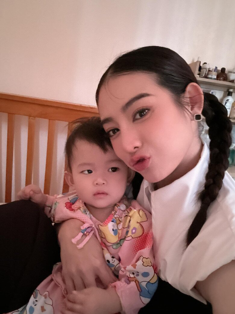 Hiện tại, cô sống cùng mẹ và con gái.