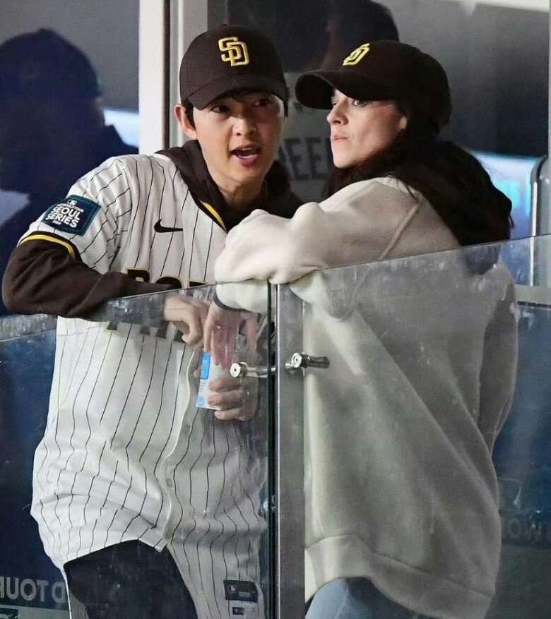 Sau khi tái hôn, Song Joong Ki công khai nắm tay hay thể hiện tình cảm với bạn đời.