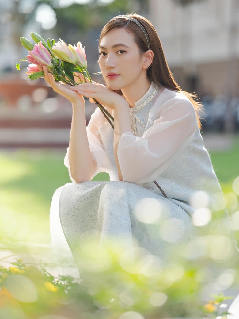 Cô sở hữu nhan sắc nhẹ nhàng, thanh thuần và tự nhiên đúng chuẩn ngọc nữ.