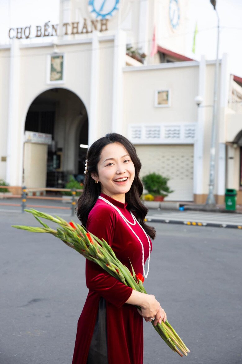 Nữ diễn viên khoe dáng thướt tha với tà áo dài trong lần về nước gần đây.