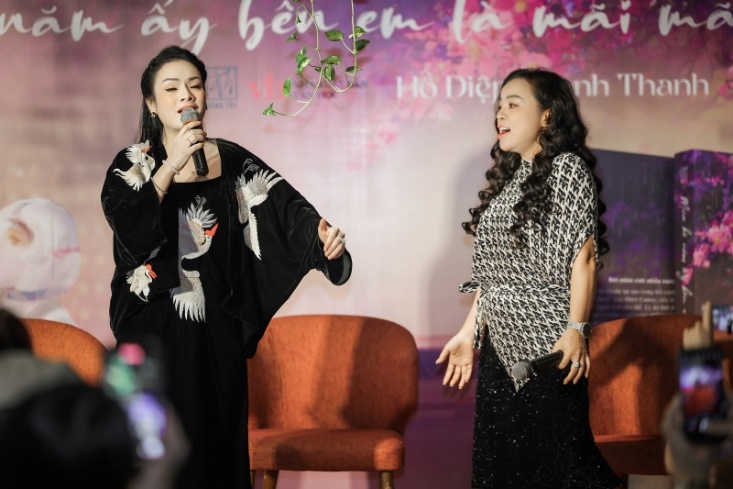 NSƯT Tân Nhàn, NSƯT Tố Nga hát mừng tác giả tại sự kiện ra mắt sách.