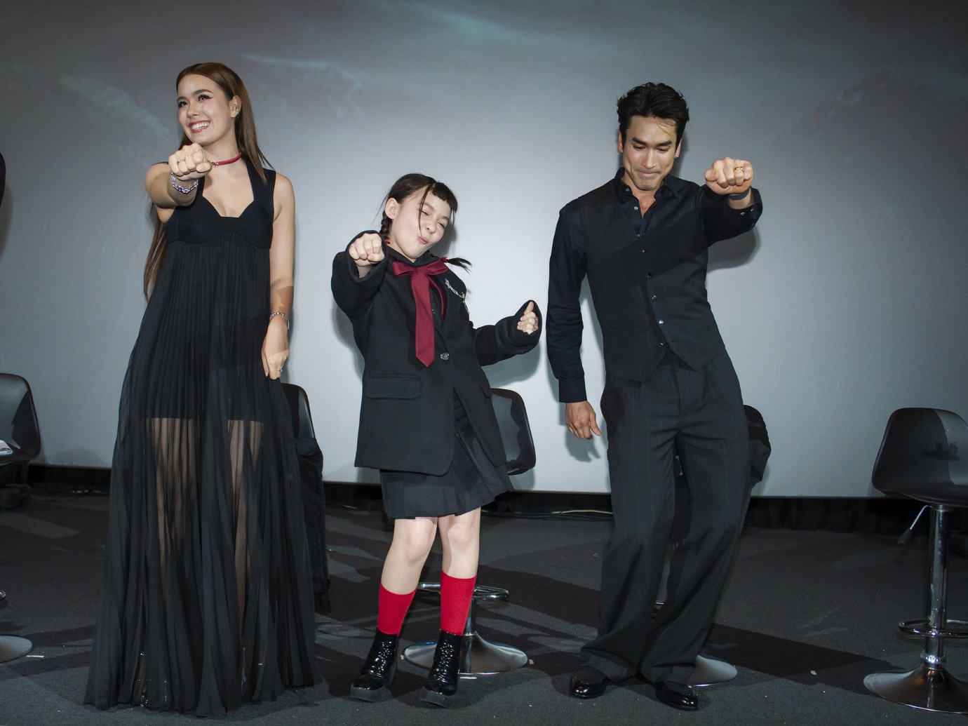 Nadech và 2 bạn diễn nhảy vũ điệu See tình.