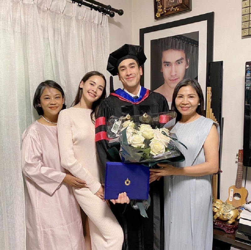 Nadech không vì sự nghiệp diễn xuất mà bỏ rơi việc học.