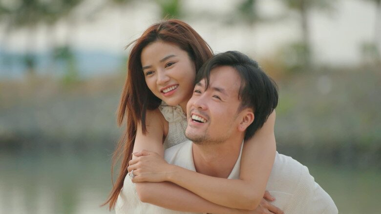 Anh Đào xúc động khi được Anh Tuấn bất ngờ cầu hôn.