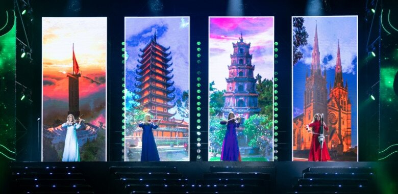 Hàng ngàn khán giả thưởng thức trực tiếp đêm diễn đã bất ngờ và phấn khích khi 4 cô gái xuất hiện trên sân khấu với tà áo dài truyền thống Việt Nam.