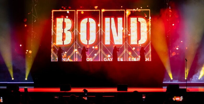 Bond diện áo dài vẫn trình diễn amp;#34;bốc lửaamp;#34;, các thành viên trổ tài nói tiếng Việt - 5