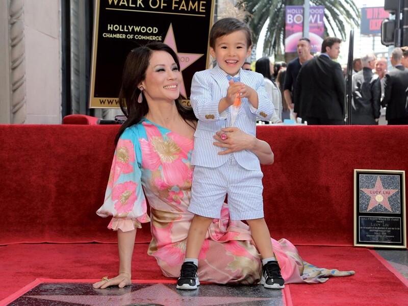 Hình ảnh mẹ con Lucy Liu tại lễ nhận ngôi sao của cô trên Đại lộ danh vọng Hollywood vào tháng 5/2019.  Nữ diễn viên là người phụ nữ Mỹ gốc Á thứ 2 sau Anna May Wong nhận được vinh dự này.