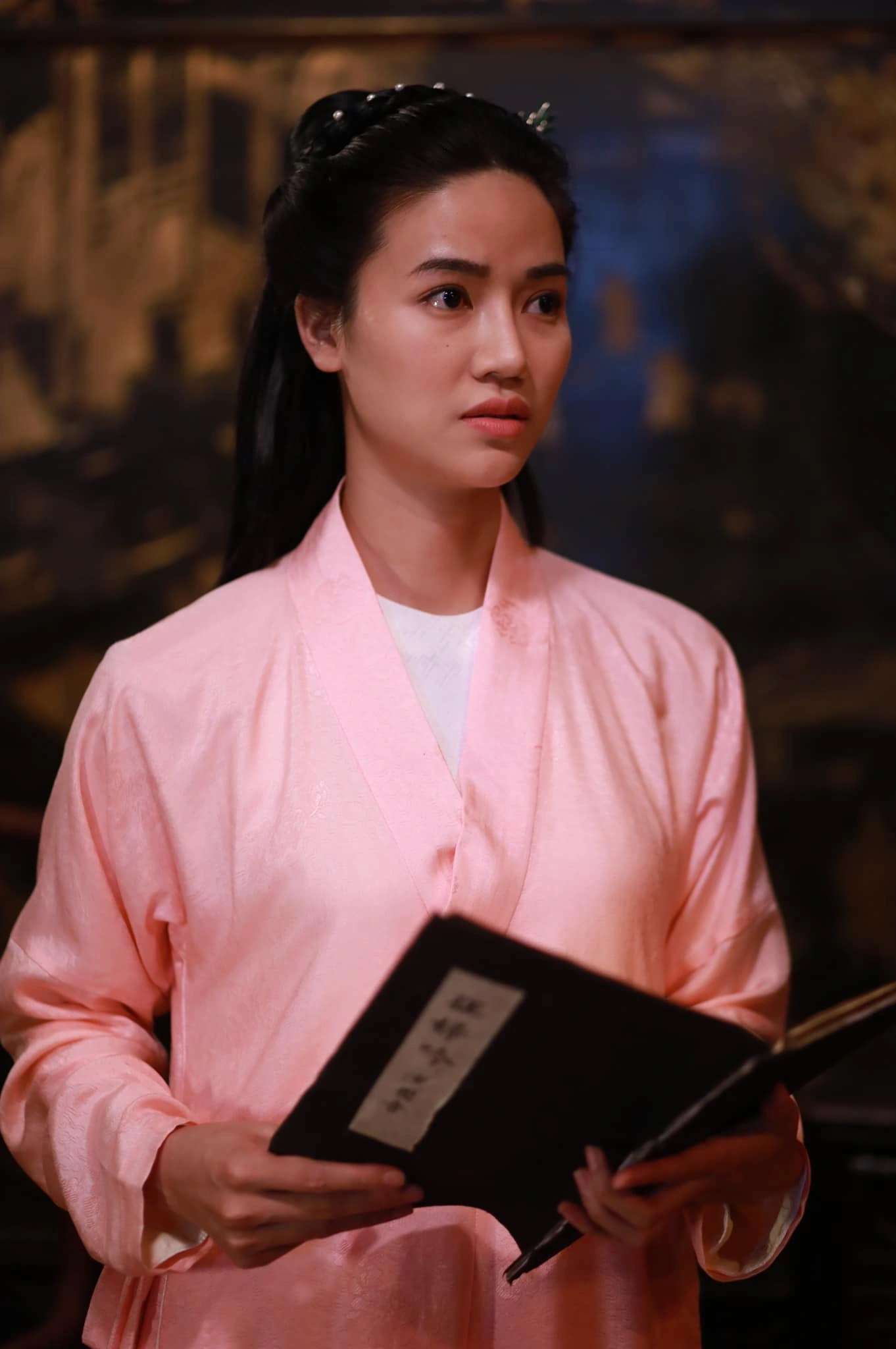 Hồng Hà nữ sĩ là phim điện ảnh đầu tay của Anh Đào chiếu trong dịp Tết Giáp Thìn.