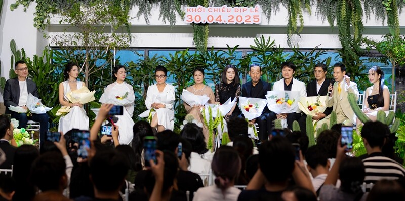 Lật Mặt 8: Vòng Tay Nắng quy tụ dàn diễn viên đình đám tham dự.