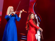 Nhạc - Bond diện áo dài vẫn trình diễn "bốc lửa", các thành viên trổ tài nói tiếng Việt