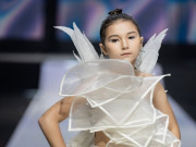 Sao Việt - Mẫu nhí lai Việt - Đức đứng chung sàn diễn với Thanh Hằng: 9 tuổi nói thành thạo 4 thứ tiếng, chơi nhiều môn thể thao